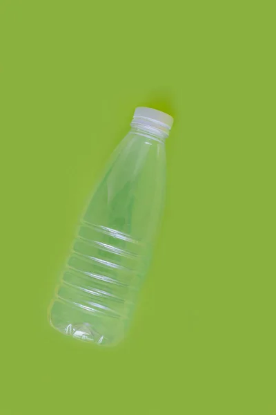 Empty Transparent Plastic Bottle White Lid Lies Green Background Ecologically — Stock Photo, Image