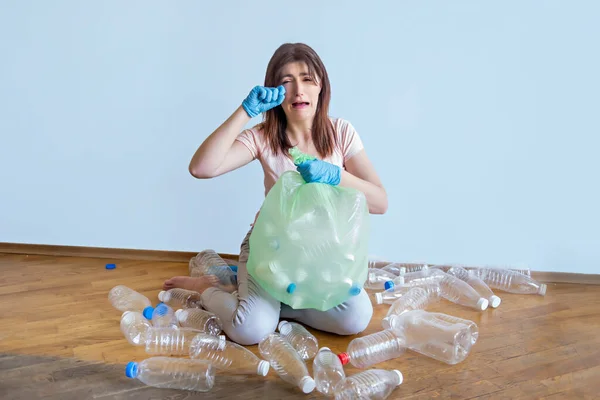 Młoda Kobieta Jest Zdenerwowana Płacze Dużo Plastiku Wokół Niej Rodziny — Zdjęcie stockowe
