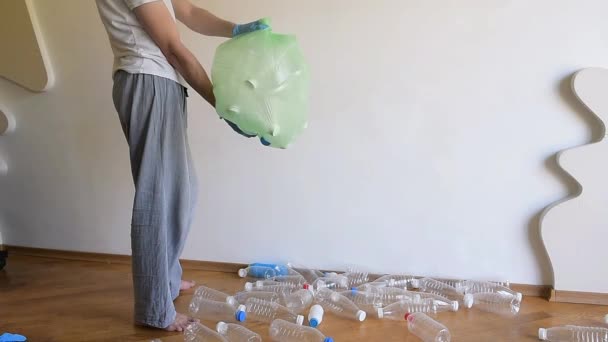 Facet Zbiera Sortuje Plastikowe Puste Butelki Dużej Plastikowej Torby Sprzątanie — Wideo stockowe