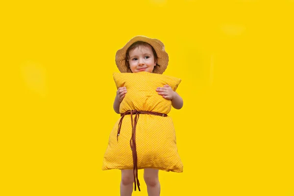 Niña Posando Sobre Fondo Amarillo Una Almohada Lugar Vestido Sombrero — Foto de Stock