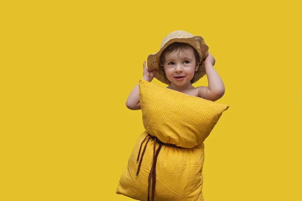 Uma Linda Garotinha Com Chapéu Travesseiro Amarelo Barriga Com Uma — Fotografia de Stock