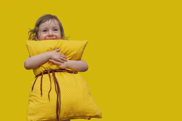 Uma Linda Menina Com Travesseiro Amarelo Olhando Para Câmera Rindo — Fotografia de Stock