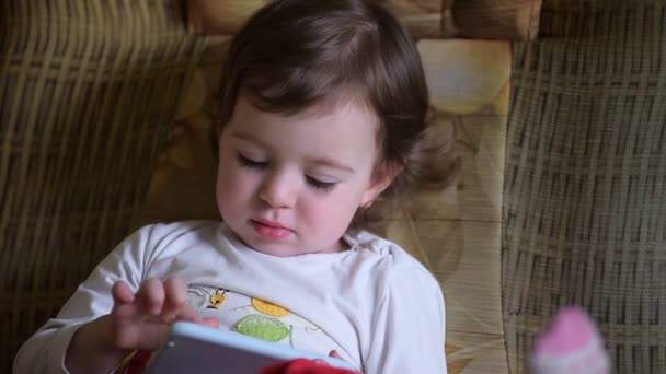 Ett Litet Barn Spelar Spel Smartphone Flicka Koncentrerar Sig Att — Stockvideo