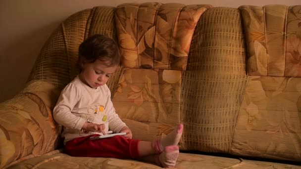 Liten Flicka Sitter Soffa Och Ritar Smartphone Barnet Utvecklar Fina — Stockvideo