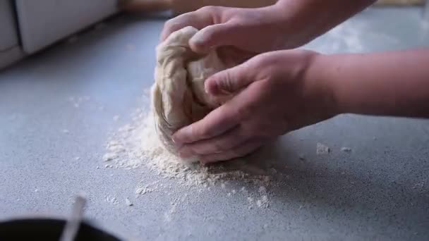 Hamurun Pişirme Donma Heykel Diğer Yiyecek Boşluklarına Hazırlanması Masanın Üzerinde — Stok video