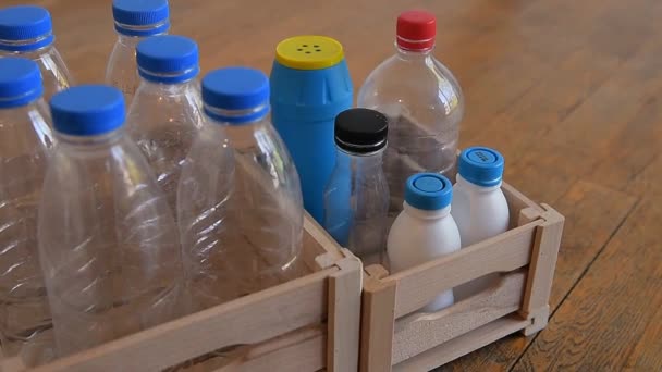 木製の箱に空のプラスチックボトル 空の瓶をソート — ストック動画