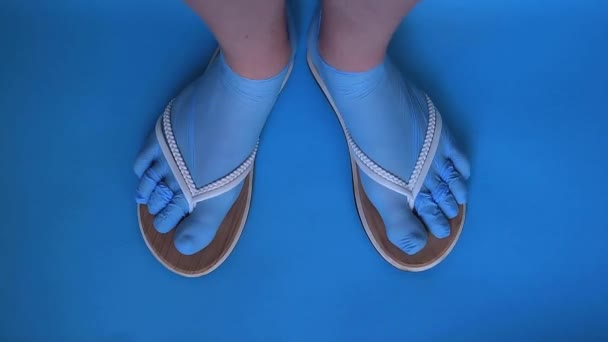 Niñas Pies Guantes Desechables Estériles Vestidos Como Calcetines Esquisto Esta — Vídeo de stock