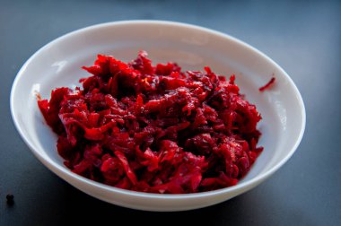 Tavuk filetosundan diyet kırmızı borş hazırlamak için adım adım talimatlar. Üçüncü adım - sebzeleri karıştırmak ve onları ayçiçeği yağı, pancar, soğan, havuç, domates ezmesi üzerine yakmak.