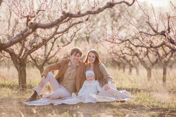 Família Jovem Jardins Floridos Pai Mãe Têm Uma Filha Nos — Fotografia de Stock