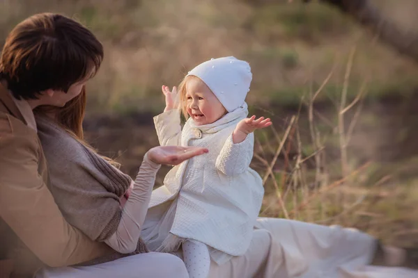 Junge Familie Blühenden Gärten Papa Und Mama Halten Eine Kleine — Stockfoto