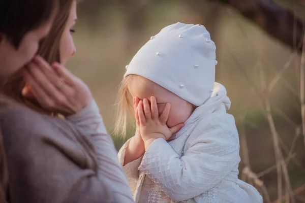 Jonge Moeder Met Een Dochtertje Bloeiende Tuinen Jonge Familie Een — Stockfoto