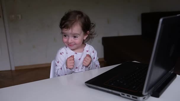 Çekici Küçük Bir Kız Dizüstü Bilgisayarın Arkasında Oturur Uzaktan Izler — Stok video