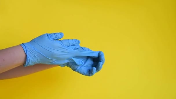ゴム使い捨て手袋を削除する方法 使い捨て手袋青 化学やウイルスからの手や指の保護 — ストック動画