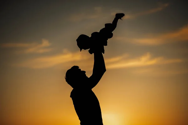 Bir Baba Bir Çocuğun Silueti Baba Kızını Günbatımındaki Turuncu Gökyüzüne — Stok fotoğraf