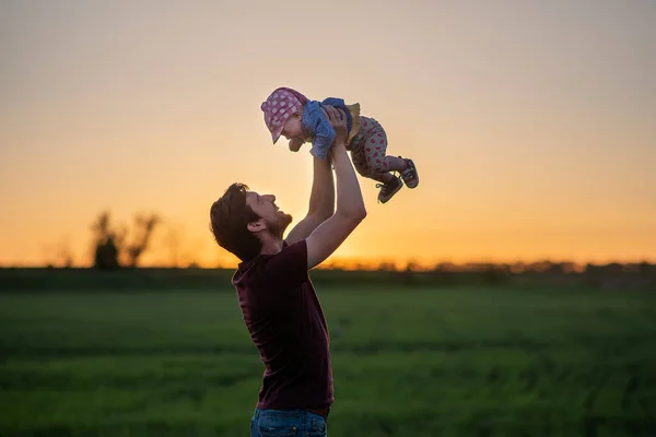 Küçük Bir Baba Bir Çocuk Baba Kızını Günbatımındaki Turuncu Gökyüzüne — Stok fotoğraf