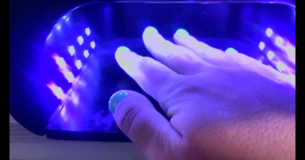 Mano Está Lámpara Led Para Secar Gel Pulido Limpio Hermoso — Vídeo de stock