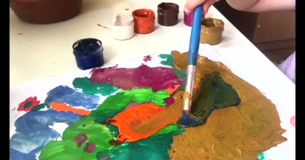 Menina Com Dedos Desenha Papel Com Pinturas Dedo Vez Escova — Vídeo de Stock