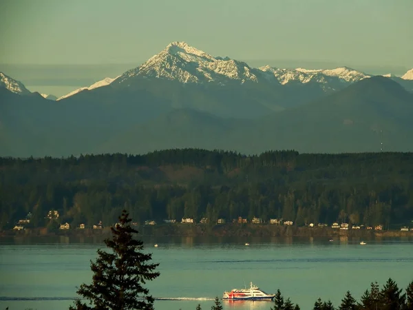 Victoria Clipper, Seattle 'dan Victoria' ya, Britanya Kolumbiyası, Kanada 'ya (ön cephede gemi) giderken Puget Sound üzerinden ve sabahleyin Jupiter Dağı' nı geçerken.  