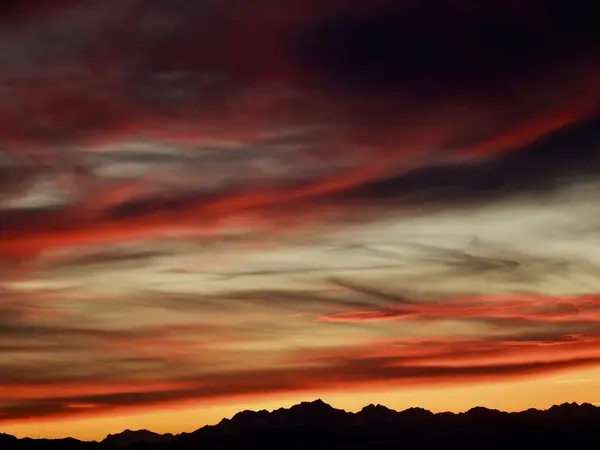 Washington 'un batısındaki Olimpiyat Dağları' nda fırtına üstüne fırtına koptu. Seattle yakınlarındaki Shoreline, Washington 'daki Richmond Sahili' nden çekildi..