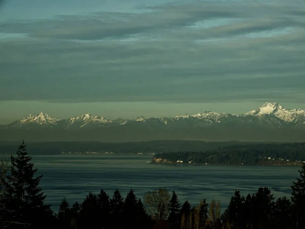 Sabahları Olimpiyat Dağları, Point Jefferson ve Puget Sound manzarası.