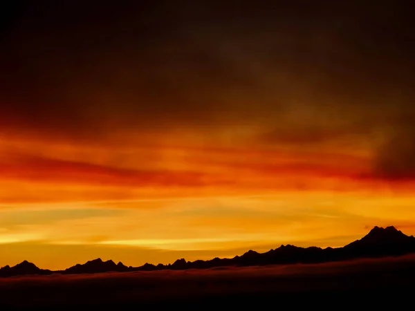 Seattle yakınlarındaki Shoreline, Washington 'daki Richmond Sahili' nden alınan Olimpiyat Dağları 'nın üzerinde güzel bir gün batımı..