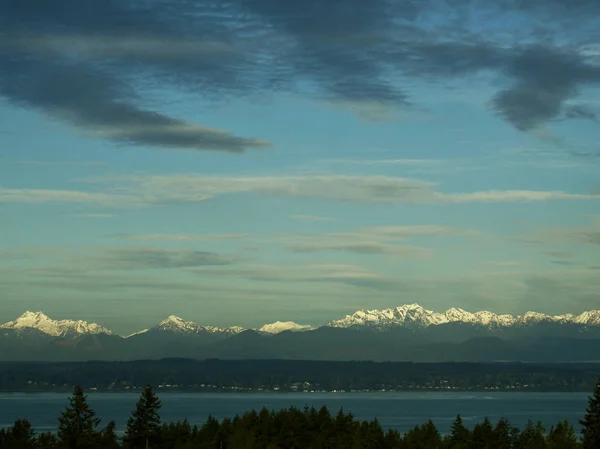Modrá Obloha Nad Zasněženými Vrcholky Pohoří Olympic Mountain Puget Sound — Stock fotografie