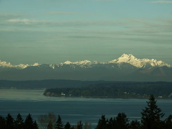 Kış sabahının erken saatlerinde Seattle yakınlarındaki Shoreline, Washington 'dan alınan Point Jefferson ve Puget Sound.