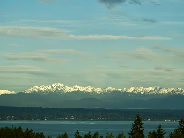 Olimpiyat sıradağlarının kuzeyi Puget Sound ve Jefferson Point Seattle yakınlarındaki Shoreline Washington 'dan alındı..