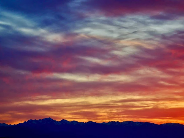 Seattle yakınlarındaki Shoreline, Washington 'dan çekilen Olimpiyat sıradağları üzerinde çok renkli günbatımı.
