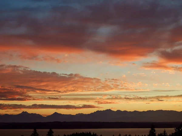 Захід Сонця Через Олімпійський Гірський Хребет Протоку Пуджет Західному Вашингтоні — стокове фото