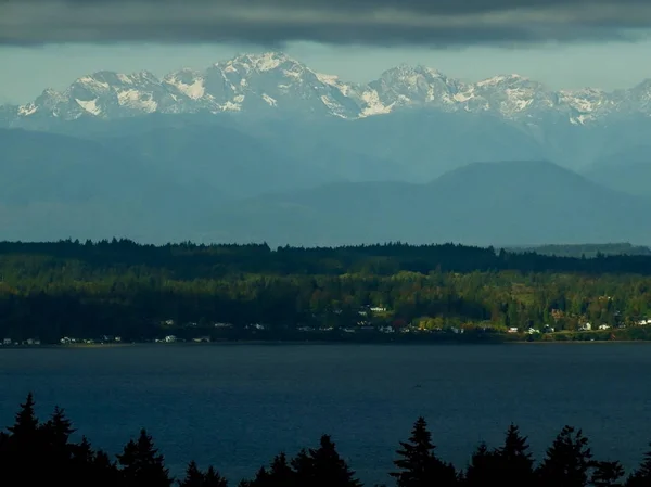 Dark Cloud Layer Hovering Olympic Mountain Range Puget Sound Otherwise — 스톡 사진