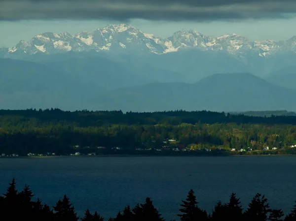 Couche Nuageuse Sombre Planant Sur Chaîne Montagnes Olympic Puget Sound — Photo