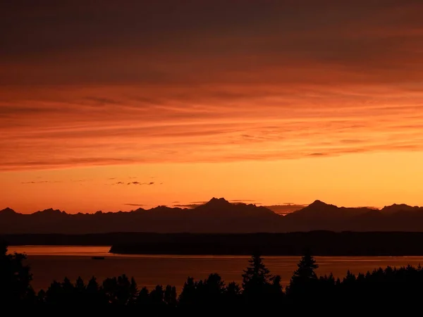 Olympic Mountain Range 'de gün batımı, Point Jefferson ve Puget Sound Seattle yakınlarındaki Shoreline, Washington' daki Richmond Sahili 'nden çekildi..