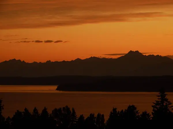 Puget Sound, Point Jefferson ve Olympic Mountain gün batımında Richmond Beach, Washington 'dan Seattle yakınlarındaki Shoreline' de çekildi..