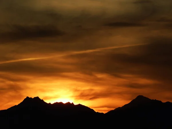 Seattle yakınlarındaki Shoreline, Washington 'daki Richmond Sahili' nden gün batımında çekilen Olimpiyat sıradağlarındaki Jüpiter Dağı ve Tepeleri Kardeşler..
