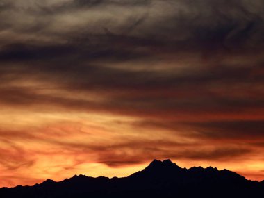 Kardeşler, gün batımının sonlarına doğru Washington eyaletindeki Olimpiyat Dağları 'nın bir parçası. Fotoğraf Richmond Sahili, Shoreline, Washington Seattle yakınlarında çekildi..