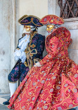 Venedik Karnavalı 'nda tipik elbiseli bir çift.