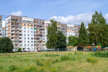 Riga, Letonya 'daki Sovyet binası. Eski panel hause. Anaokuluyla birlikte içeride..