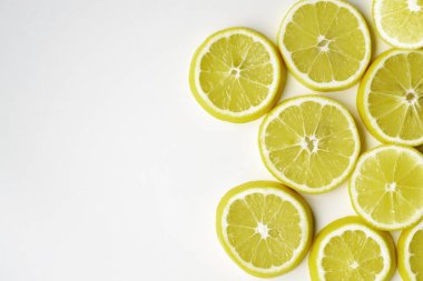 Limon rastgele bir şekilde bir tarafta, açık masa yüzeyinde duruyor. Düz yat, yakın plan..