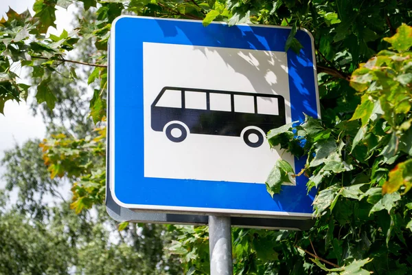 Símbolo Paragem Autocarro Fundo Árvore Verde — Fotografia de Stock