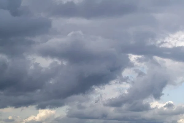 雨の空に灰色の雲 コントラストの強い背景 — ストック写真