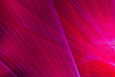 Kırmızı ışığın bulanık ışığıyla soyut bir arkaplan. Işıklar ve spot ışıkları, sahne ışıkları ve duman. Disko lazeri dumanın içinden geçiyor..