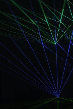 Bulanık ışık huzmesi ile soyut arkaplan. Işıklar ve spot ışıkları, sahne ışıkları ve duman. Disko lazeri dumanın içinden geçiyor..