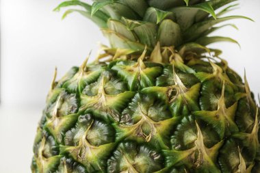 Açık gri arkaplanda ananas kapağı.