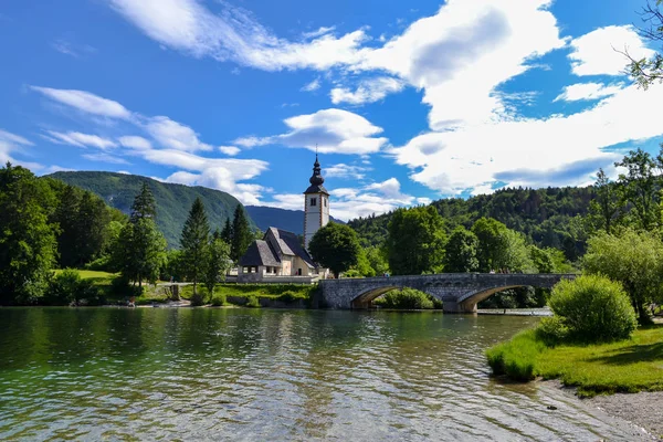 Kyrkan Stranden Fjällsjö Och Gammal Stenbro Över Floden — Stockfoto