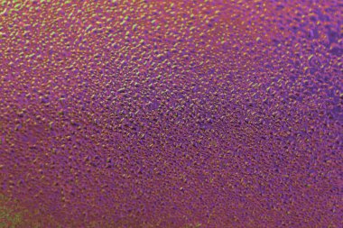 Neon pembe yüzeyde yağmur damlası. Bahar sabahı havası. Parlak arkaplan ya da duvar kağıdı. Su damlacıklarının dokusu. 