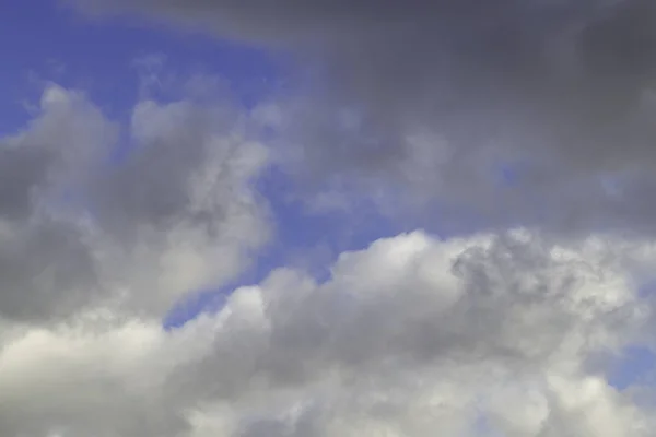 明亮的白色 蓝天上有灰色的云彩 美丽的背景 — 图库照片