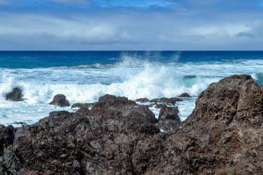 Atlantik Okyanusu 'ndaki kanarya adaları. Kara kayalık kıyılarda dalgalar. Volkanik Tenerife Adası.. 