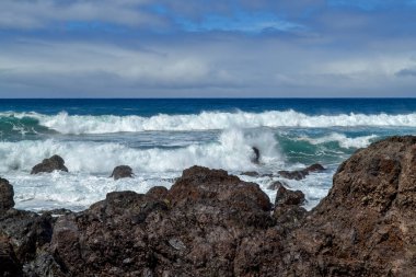 Atlantik Okyanusu 'ndaki kanarya adaları. Kara kayalık kıyılarda dalgalar. Volkanik Tenerife Adası.. 