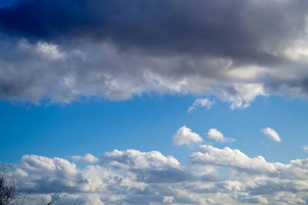 中央の雲は上下とも青空 春の晴れた日 美しい自然背景 — ストック写真